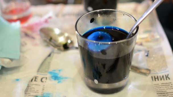 Verf Paaseieren Een Glas Blauw — Stockvideo