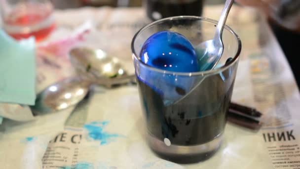 Малювати Великодні Яйця Склянці Синього Кольору — стокове відео