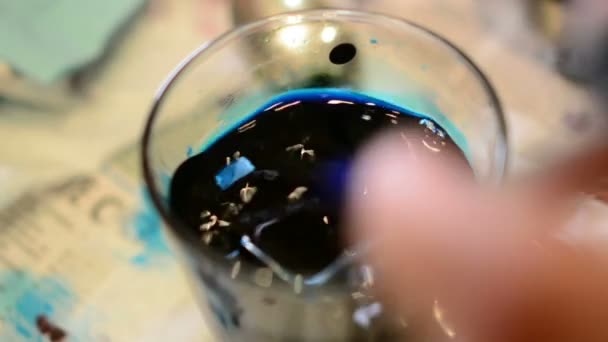 Peindre Les Œufs Pâques Dans Verre Bleu — Video