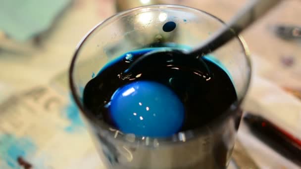 ブルーのガラスでイースターの卵をペイントします — ストック動画