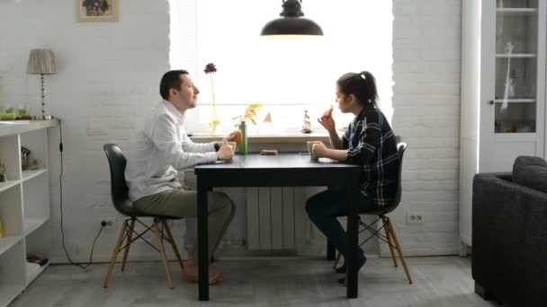 Man Vrouw Lekkere Kopje Thee Drinken Glimlachen Keuken — Stockvideo