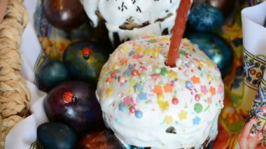 Paskalya pastası ve yumurtalar sepette