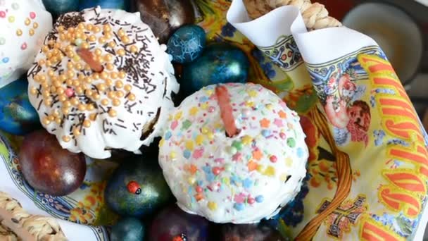 Gâteau de Pâques et œufs dans un panier 