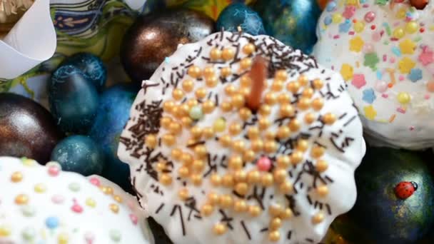 Velikonoční dort a vejce v košíku