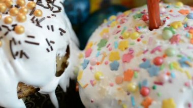 Paskalya pastası ve yumurtalar sepette