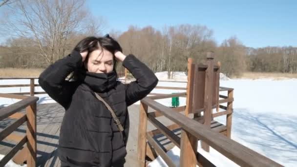 Portret Van Stijlvolle Mooie Jongedame Een Winter Park Close Besneeuwde — Stockvideo