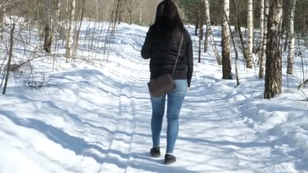 Une Adolescente Promenade Hiver Nature — Video