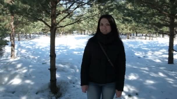 Une Adolescente Promenade Hiver Nature — Video