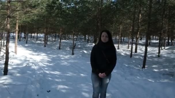 Kış Doğada Bir Yolda Bir Genç — Stok video