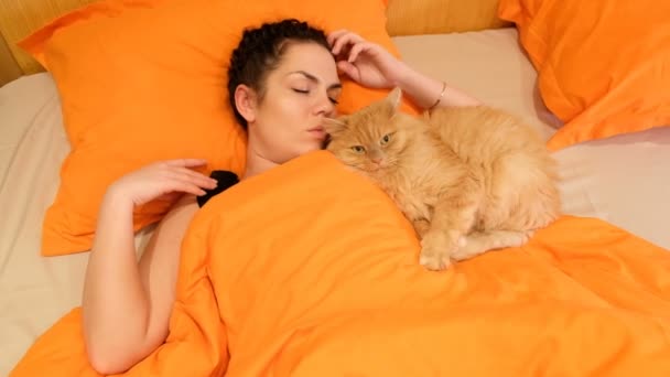 Una Chica Está Durmiendo Con Gato Cama — Vídeo de stock