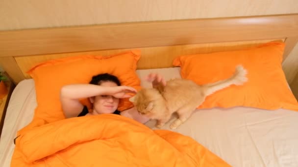 Ένα Κορίτσι Κοιμάται Μια Γάτα Στο Κρεβάτι — Αρχείο Βίντεο