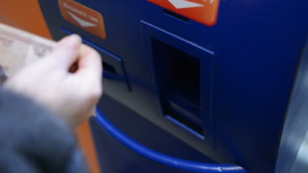 Frau Benutzte Zahlungsautomaten — Stockvideo