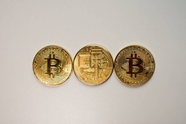Yüz ve beyaz arka plan üzerinde izole Kripto Döviz altın bitcoin, geri. Sanal uluslararası para birimi ve Internet üzerinden iş kavramı.