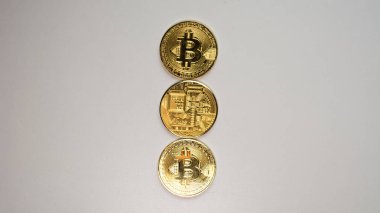 Yüz ve beyaz arka plan üzerinde izole Kripto Döviz altın bitcoin, geri. Sanal uluslararası para birimi ve Internet üzerinden iş kavramı.