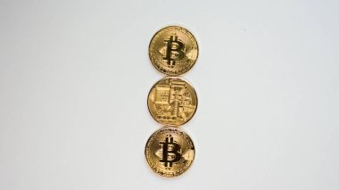 Yüz ve beyaz arka plan üzerinde izole Kripto Döviz altın bitcoin, geri. Sanal uluslararası para birimi ve Internet üzerinden iş kavramı.