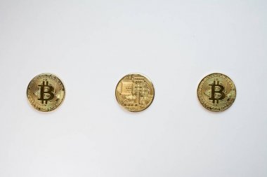 Yüz ve beyaz arka plan üzerinde izole Kripto Döviz altın bitcoin, geri. Sanal uluslararası para birimi ve Internet üzerinden iş kavramı.