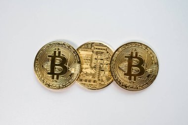 Yüz ve beyaz arka plan üzerinde izole Kripto Döviz altın bitcoin, geri. Sanal uluslararası para birimi ve Internet üzerinden iş kavramı.