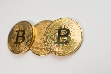 Yüz ve beyaz arka plan üzerinde izole Kripto Döviz altın bitcoin, geri. Sanal uluslararası para birimi ve Internet üzerinden iş kavramı.