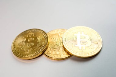 Yüz ve beyaz arka plan üzerinde izole Kripto Döviz altın bitcoin, geri. Sanal uluslararası para birimi ve Internet üzerinden iş kavramı.