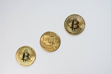 Yüz ve beyaz arka plan üzerinde izole Kripto Döviz altın bitcoin, geri. Sanal uluslararası para birimi ve Internet üzerinden iş kavramı.