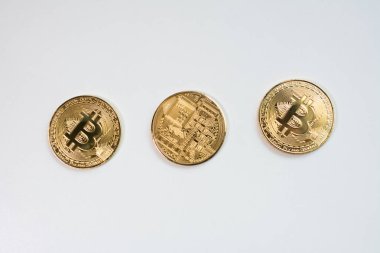 Yüz ve beyaz arka plan üzerinde izole Kripto Döviz altın bitcoin, geri. Sanal uluslararası para birimi ve Internet üzerinden iş kavramı.