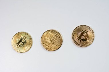 Yüz ve beyaz arka plan üzerinde izole Kripto Döviz altın bitcoin, geri. Sanal uluslararası para birimi ve Internet üzerinden iş kavramı.