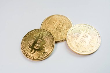 Yüz ve beyaz arka plan üzerinde izole Kripto Döviz altın bitcoin, geri. Sanal uluslararası para birimi ve Internet üzerinden iş kavramı.
