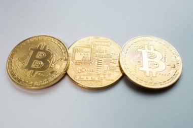 Yüz ve beyaz arka plan üzerinde izole Kripto Döviz altın bitcoin, geri. Sanal uluslararası para birimi ve Internet üzerinden iş kavramı.