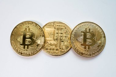Yüz ve beyaz arka plan üzerinde izole Kripto Döviz altın bitcoin, geri. Sanal uluslararası para birimi ve Internet üzerinden iş kavramı.
