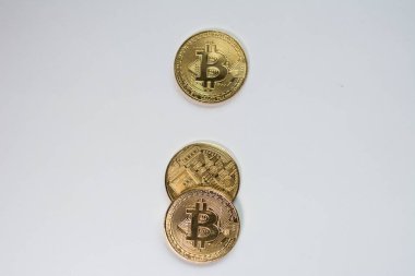 Yüz ve beyaz arka plan üzerinde izole Kripto Döviz altın bitcoin, geri. Sanal uluslararası para birimi ve Internet üzerinden iş kavramı.