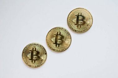 Yüz ve beyaz arka plan üzerinde izole Kripto Döviz altın bitcoin, geri. Sanal uluslararası para birimi ve Internet üzerinden iş kavramı.