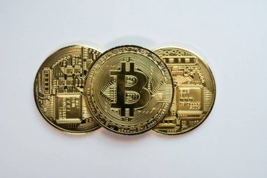 Yüz ve beyaz arka plan üzerinde izole Kripto Döviz altın bitcoin, geri. Sanal uluslararası para birimi ve Internet üzerinden iş kavramı.