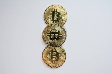 Yüz ve beyaz arka plan üzerinde izole Kripto Döviz altın bitcoin, geri. Sanal uluslararası para birimi ve Internet üzerinden iş kavramı.