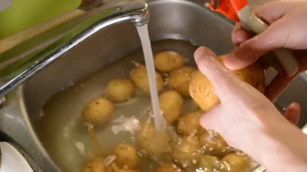 Чоловічі Руки Чистять Сиру Картоплю Ножем Раковині Водою — стокове відео