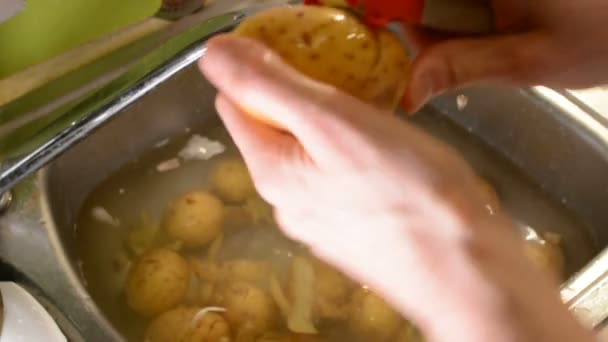 Mãos Masculinas Descascando Batatas Cruas Com Uma Faca Pia Com — Vídeo de Stock