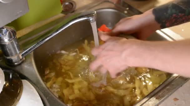 Mãos Masculinas Descascando Batatas Cruas Com Uma Faca Pia Com — Vídeo de Stock