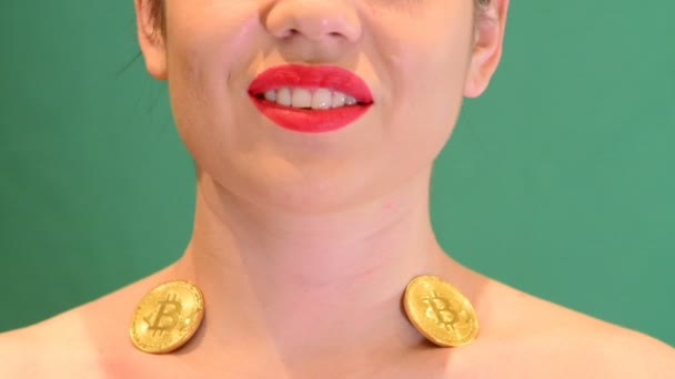 女孩持有一个比特币硬币 在色度关键背景 Cryptocurrency — 图库视频影像