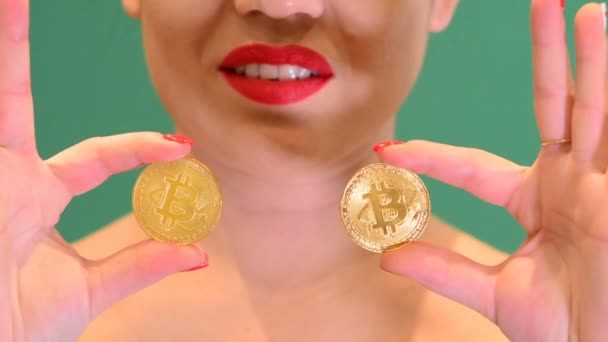 女の子は クロマ キー背景 Cryptocurrency ぼやけの Bitcoin コインを保持しています — ストック動画