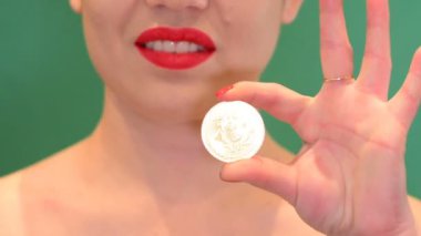 Kız bir bitcoin para bulanık chroma anahtar arka plan üzerinde cryptocurrency, tutar..