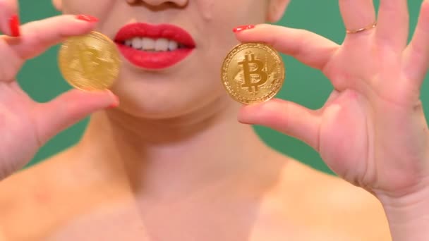 Menina Detém Uma Moeda Bitcoin Fundo Chave Chroma Criptomoeda Borrado — Vídeo de Stock