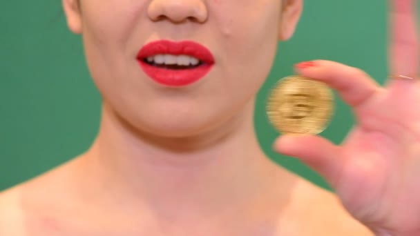Anak Perempuan Memegang Koin Bitcoin Pada Latar Belakang Kunci Kroma — Stok Video