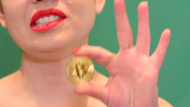 Anak Perempuan Memegang Koin Bitcoin Pada Latar Belakang Kunci Kroma — Stok Video
