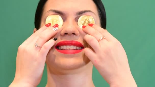 Chica Sostiene Una Moneda Bitcoin Fondo Clave Croma Criptomoneda Borrosa — Vídeo de stock