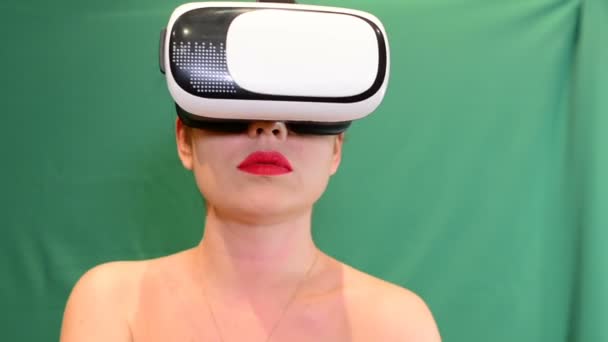 Κορίτσι Χρησιμοποιεί Ένα Γυαλιά Εικονικής Πραγματικότητας — Αρχείο Βίντεο
