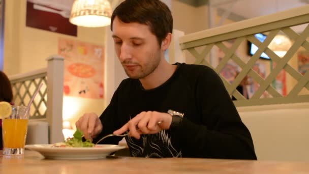 Homem Sentado Restaurante Come Salada — Vídeo de Stock