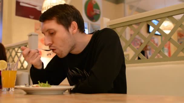 Homem Sentado Restaurante Come Salada — Vídeo de Stock