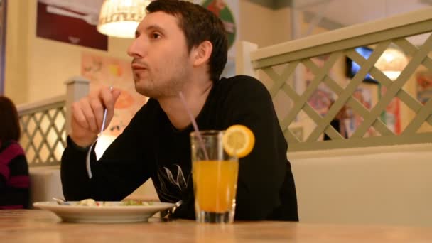 坐在餐馆里吃沙拉的男人 — 图库视频影像