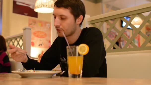 坐在餐馆里吃沙拉的男人 — 图库视频影像