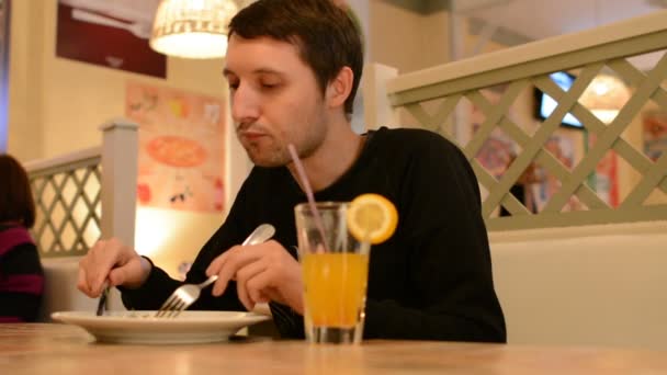 Hombre Sentado Restaurante Come Ensalada — Vídeos de Stock