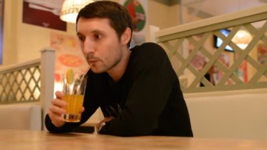 Restoran ve yiyecek salata içinde oturan bir adam